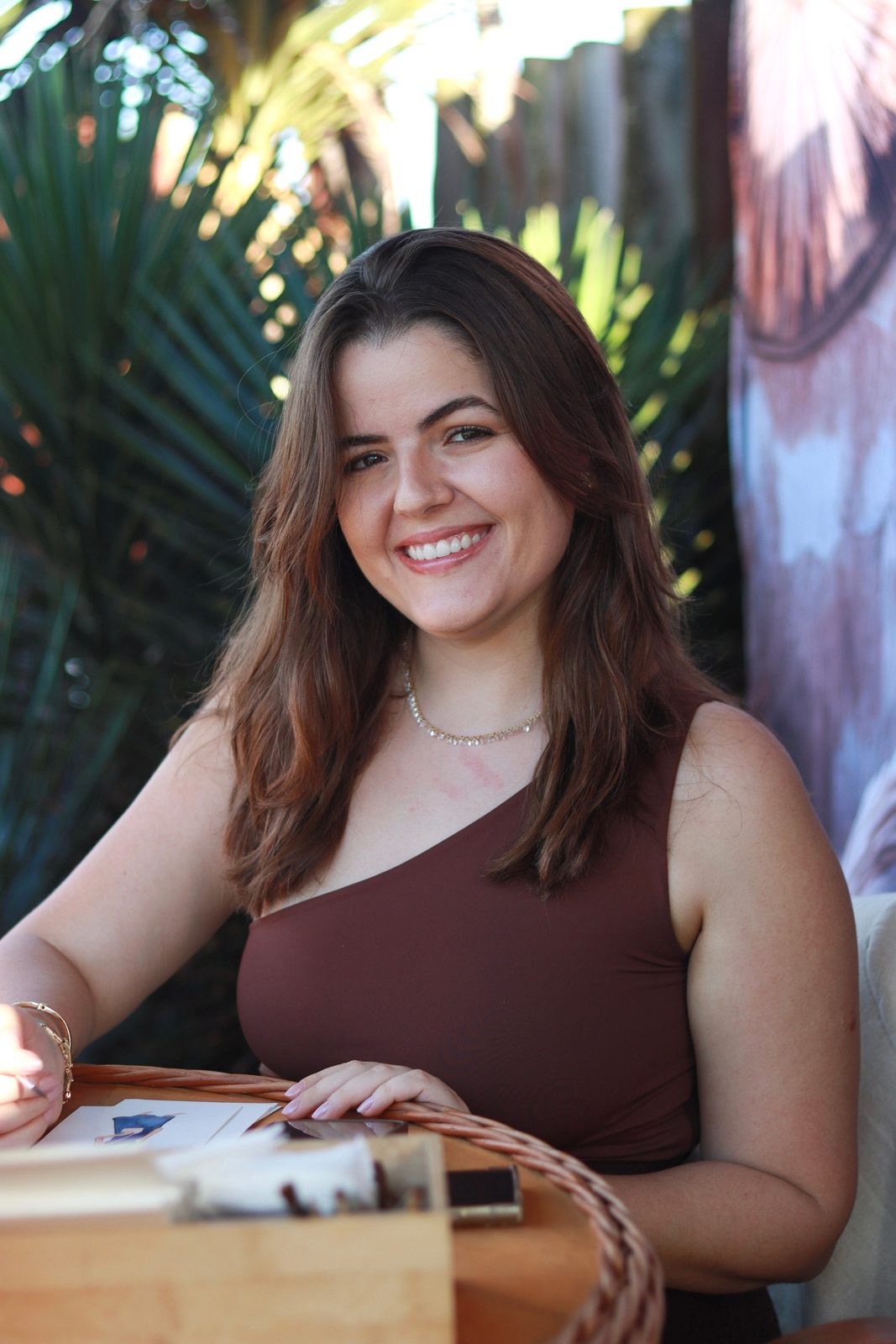 Ana com sua prancheta de aquarela em um evento
