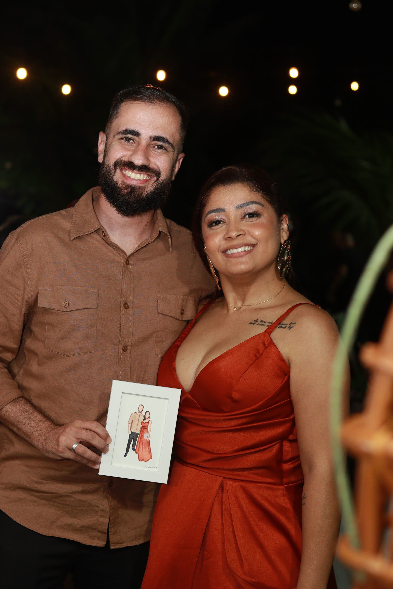 Casal com sua aquarela emoldurada