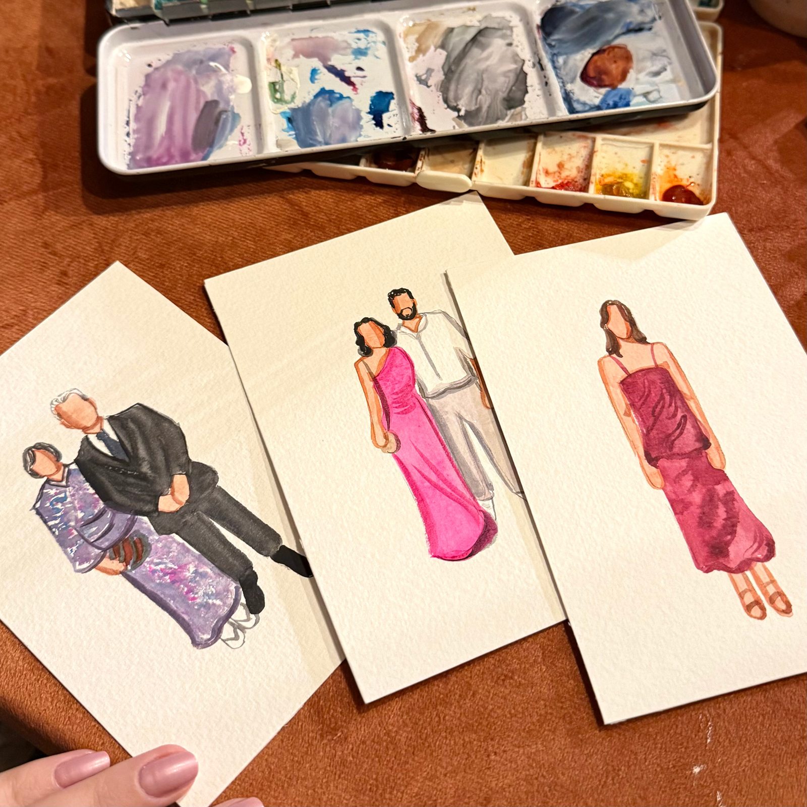 Mesa da Ana com paleta, pincéis e aquarelas prontas