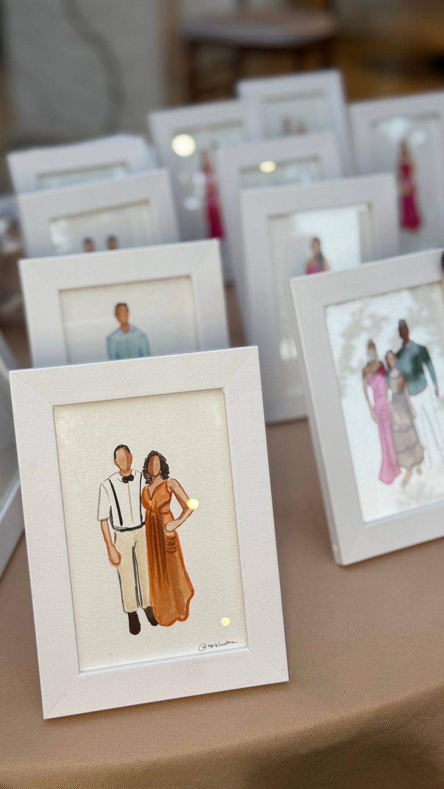 Fileira de retratos emoldurados prontos para entrega