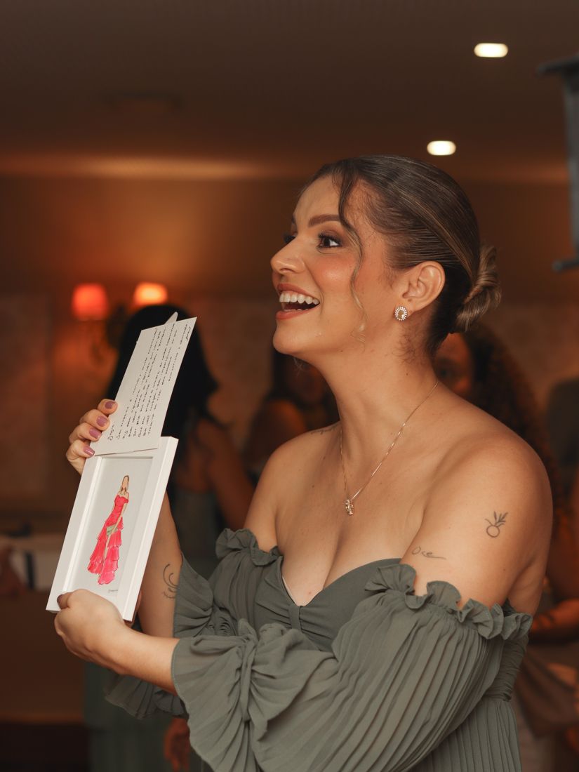 Convidada sorrindo com seu retrato em aquarela