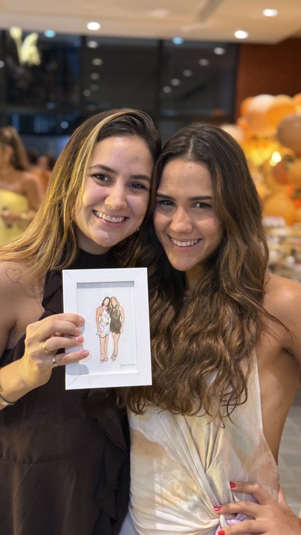 Amigas com seus retratos em aquarela