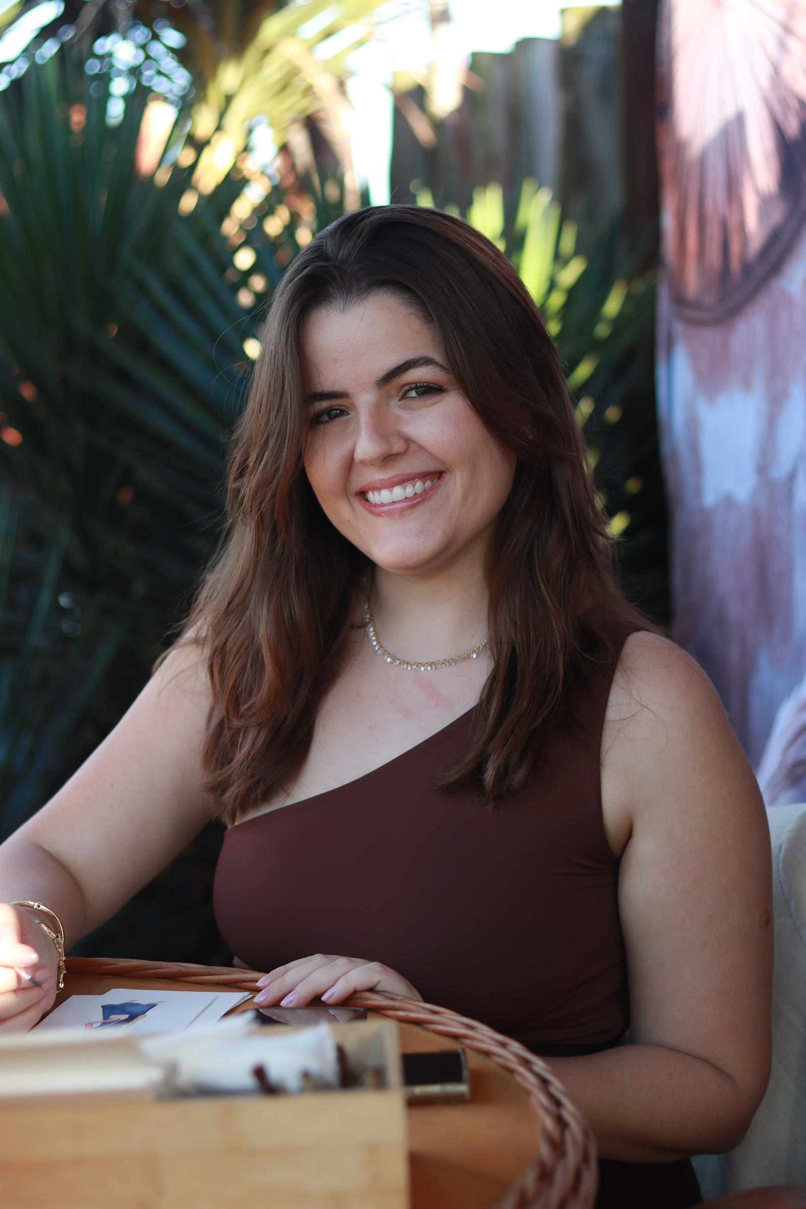 Ana sorrindo na mesa de pintura