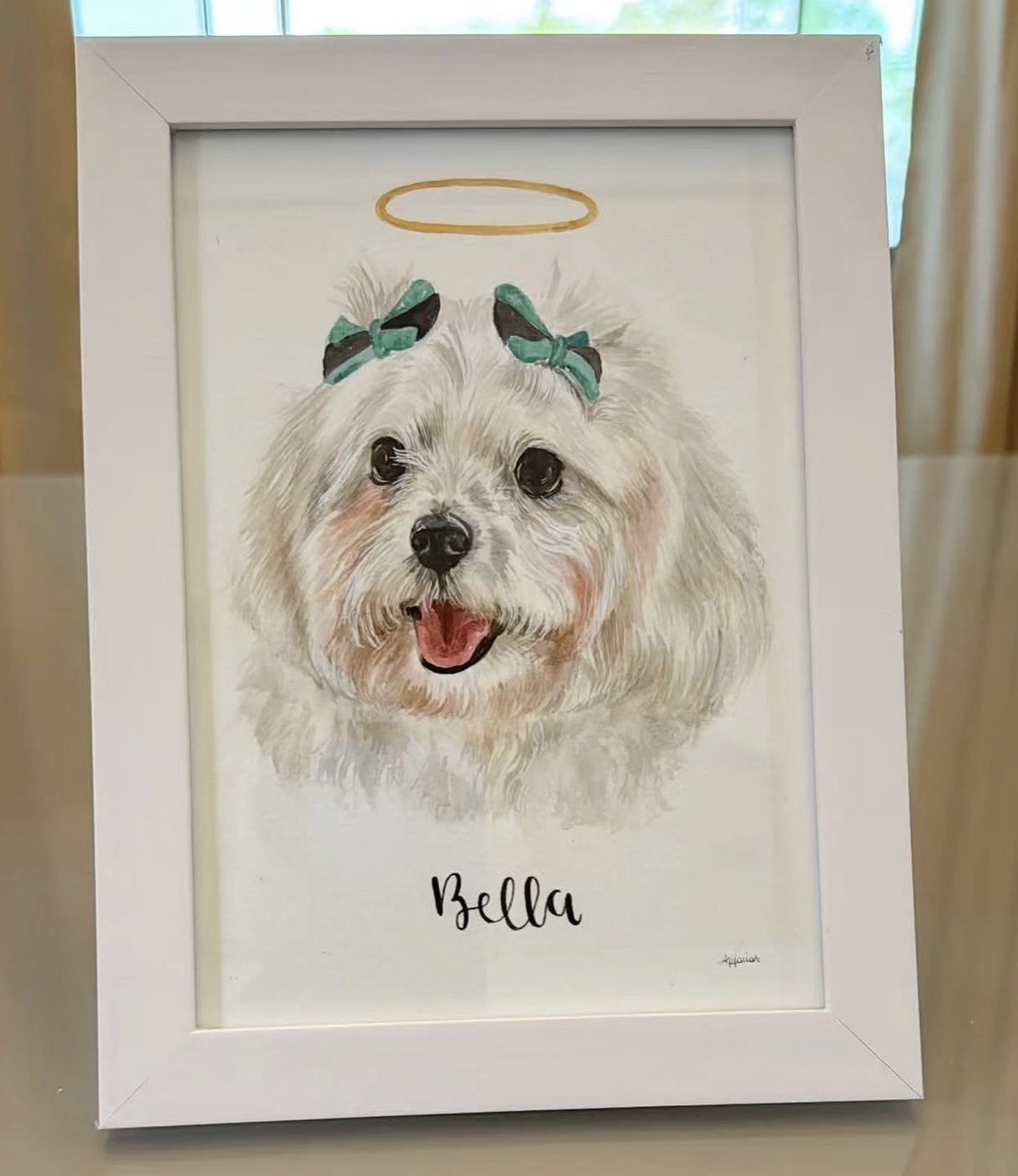 Aquarela da Bella com auréola dourada, em moldura branca