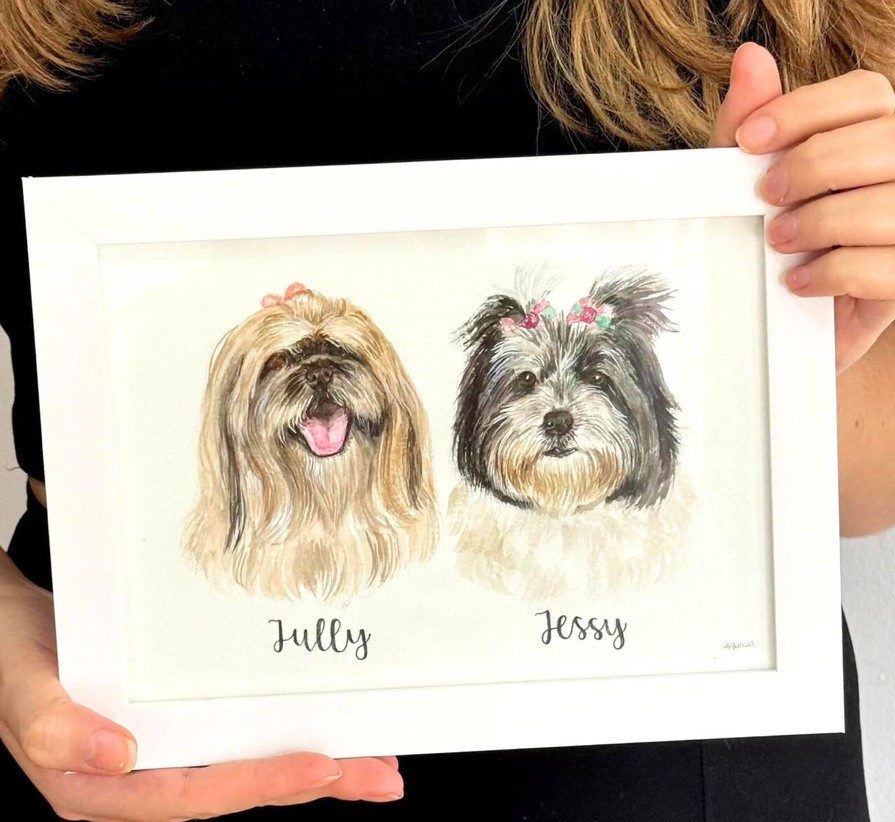 Aquarela com dois pets na mesma arte, Jully e Jessy, segurada nas mãos