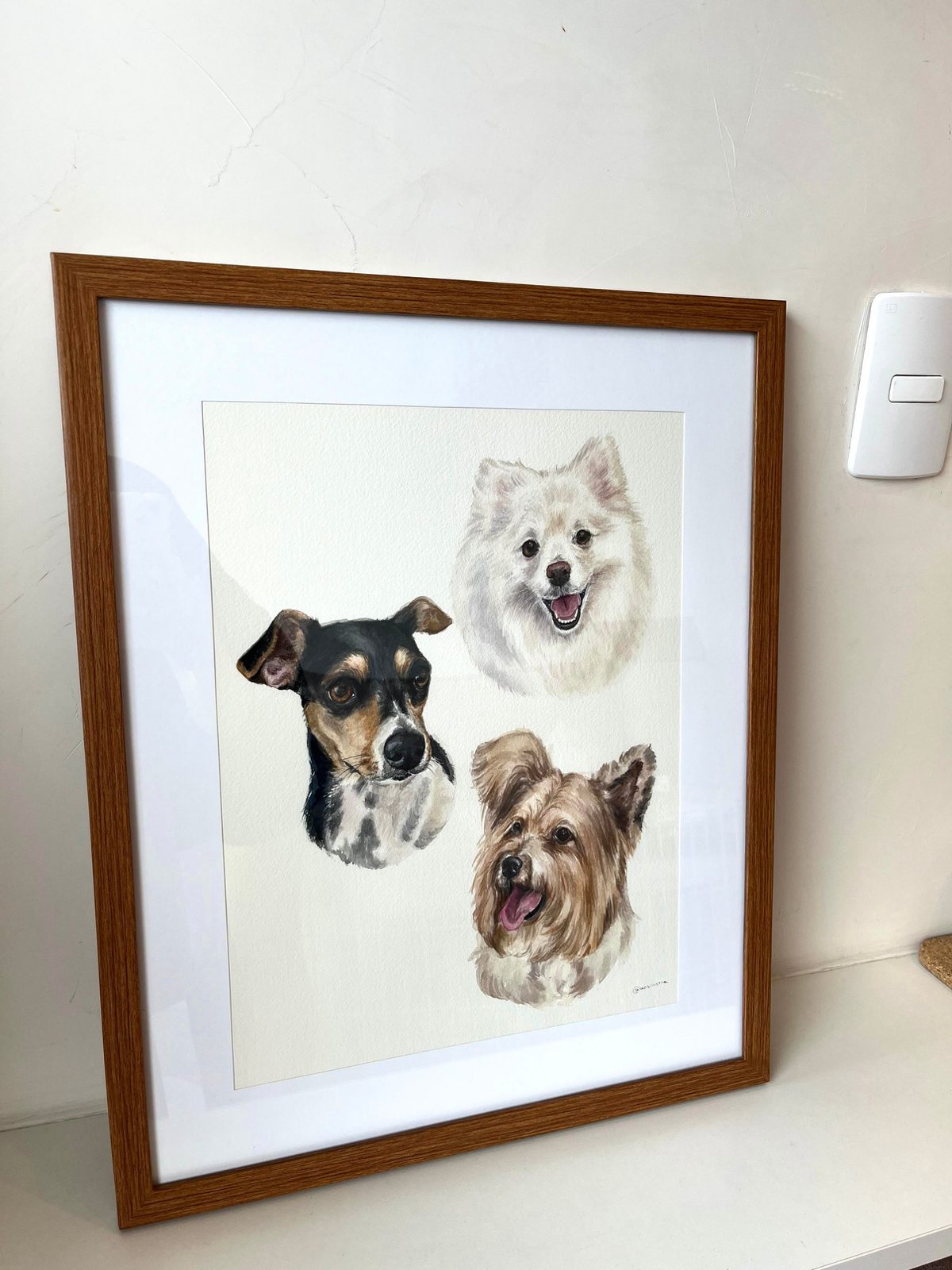 Aquarela de dois cachorros em moldura de madeira