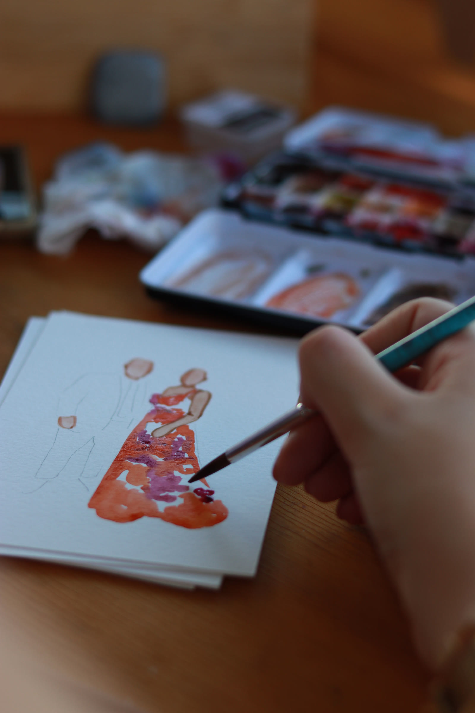 Ana pintando uma convidada ao vivo no evento