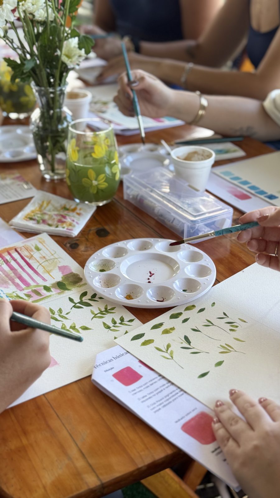 Alunas pintando flores em aquarela no workshop da Ana