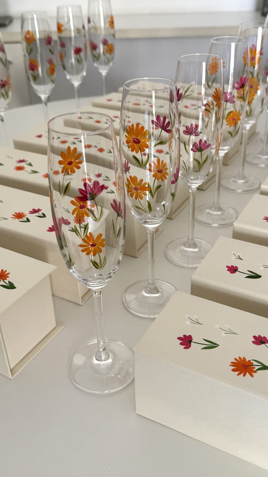 Taças de espumante pintadas à mão com flores