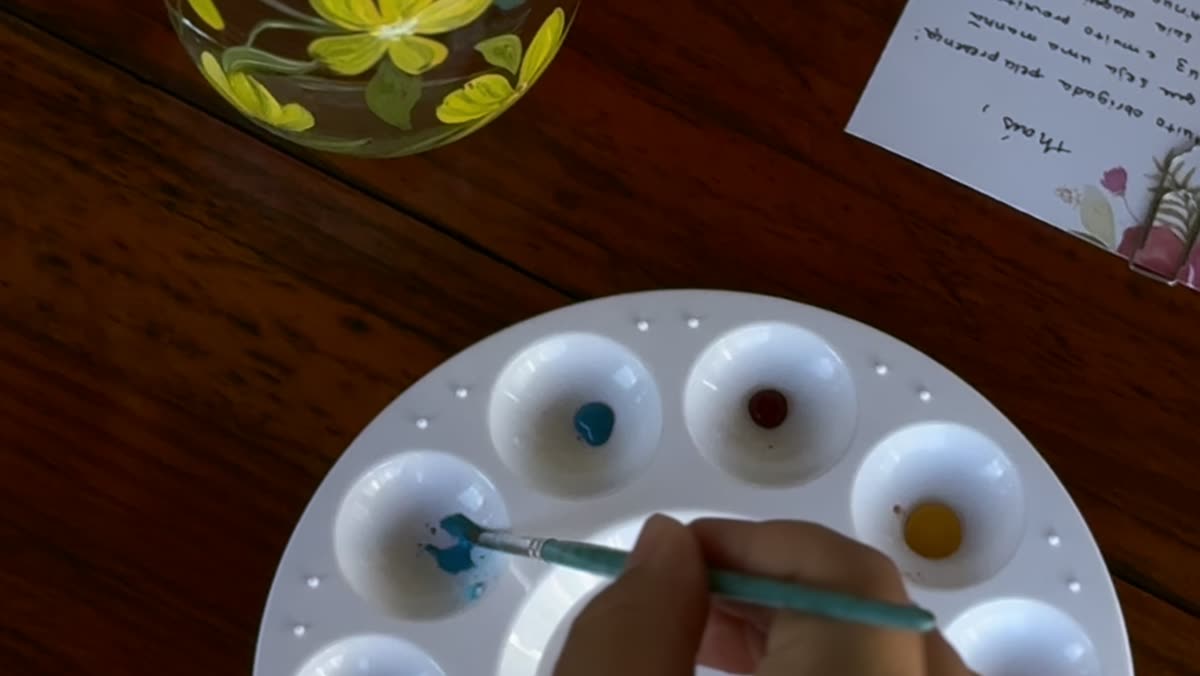 A paleta com as tintas sendo misturadas