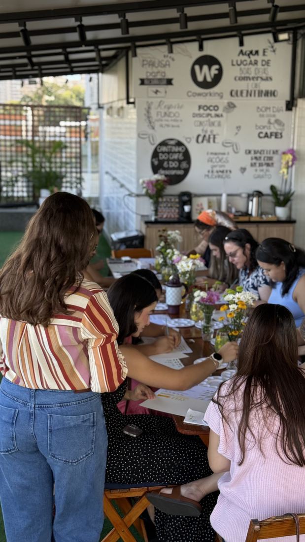 A turma pintando junta na varanda do WeFoundr