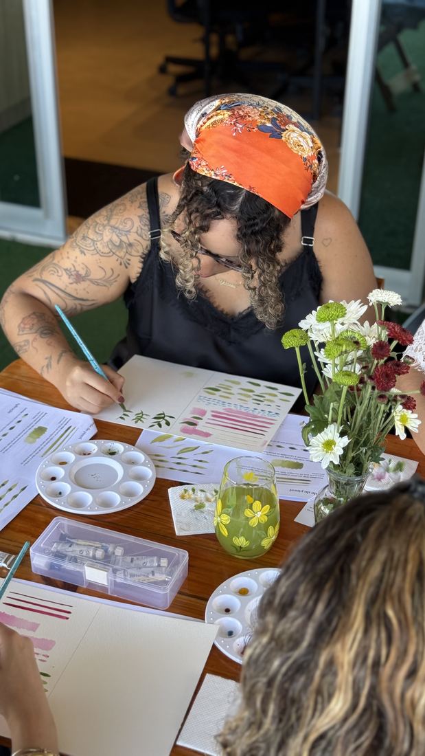 Aluna pintando seu exercício
