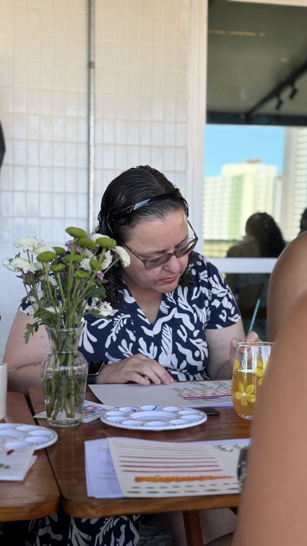 Aluna pintando com o godê do lado