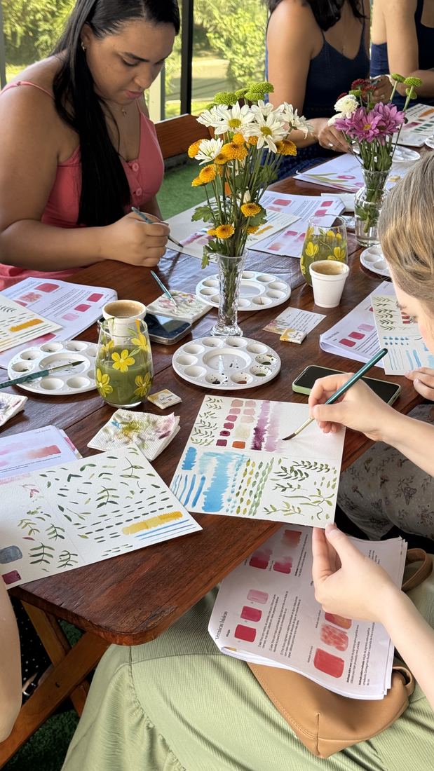 Alunas pintando na mesa da primeira turma